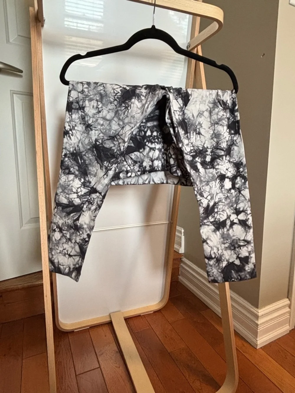 lululemon athletica Black & White Tie-Dye Leggings - Picture 2 of 2